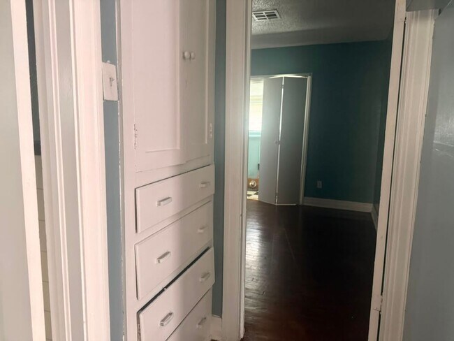 Building Photo - **Charming 3-Bedroom Home in a Great Neighborhood – $900/Month**