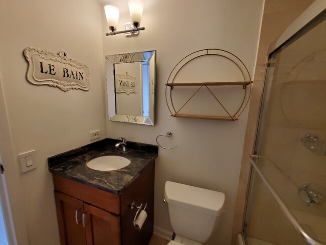 Building Photo - 4343 N Clarendon Ave