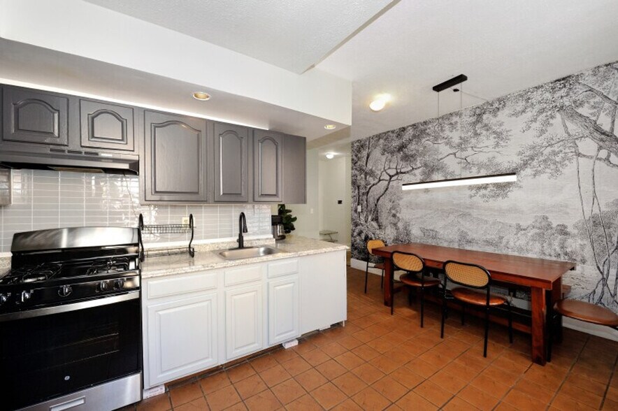 Building Photo - 708 9th Ave