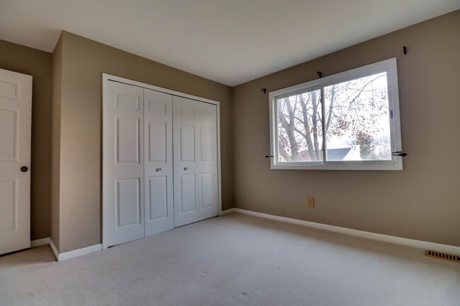 Building Photo - Rochester Hills 3 Bedroom Detached Condo