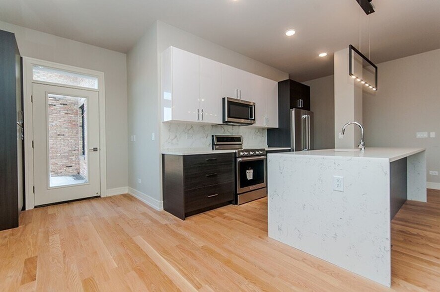 Building Photo - 1641 W Grand Ave