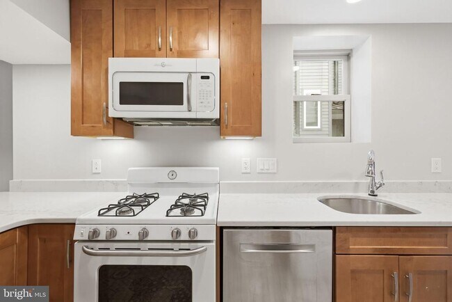 Building Photo - 914 N St NW