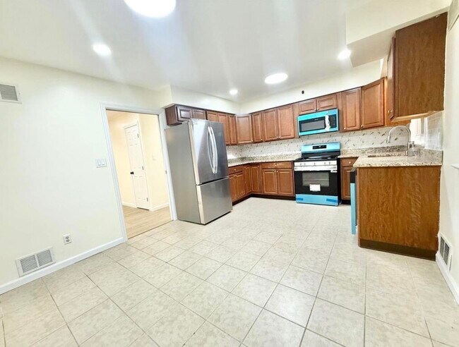 Building Photo - 588 Avenue A