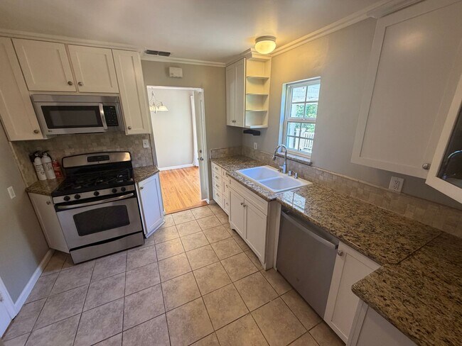 Building Photo - 2 Bedroom | 1 Bathroom | Single family in East Sacramento