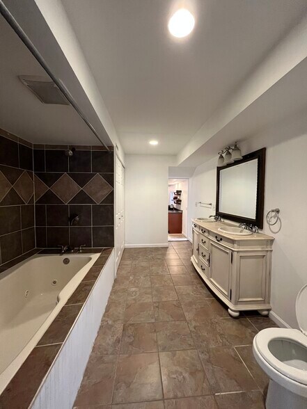 Building Photo - 448 N Queen St