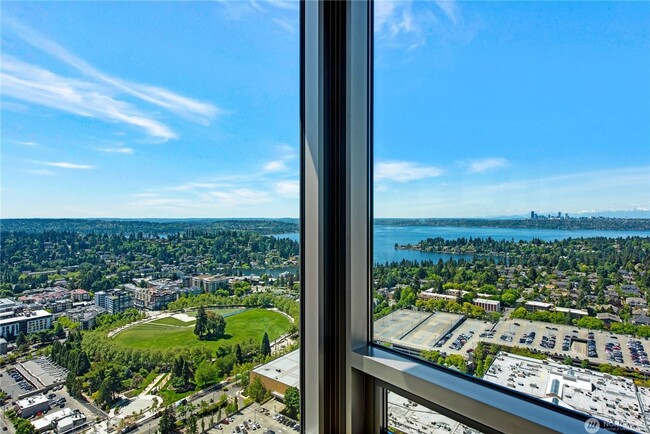 Building Photo - 3Bd/2.5Ba Bellevue Condo