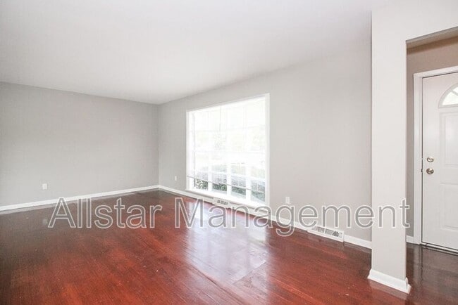Building Photo - 404 E 215th St