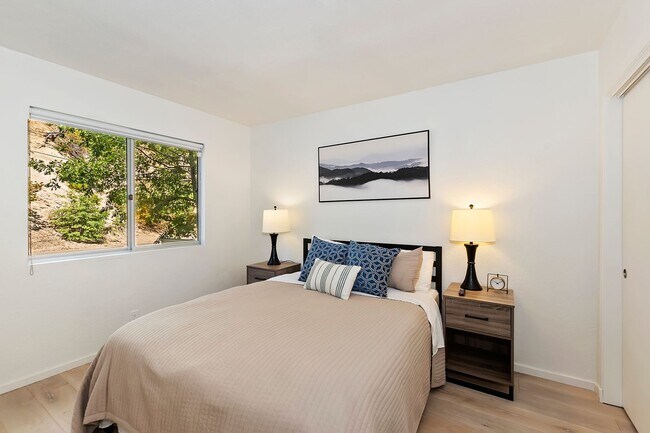Building Photo - Stylish Chalet with Lake Rights