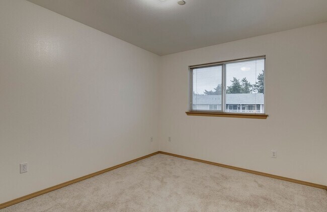 Building Photo - 3 Bed 2 Bath Second floor Condo - HALF OFF...