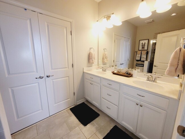 Building Photo - Great end unit in Waters Edge! Master on the main!