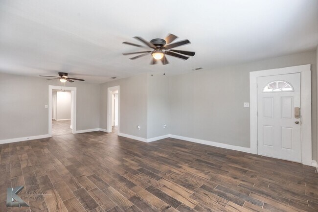 Building Photo - XL HOME!  3 bed, 1 bath, LOTS OF ROOM!