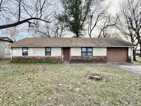 Building Photo - 3 Bed/1 Bath Home with Fenced Yard & Garage / Pet-Friendly / Available Now!