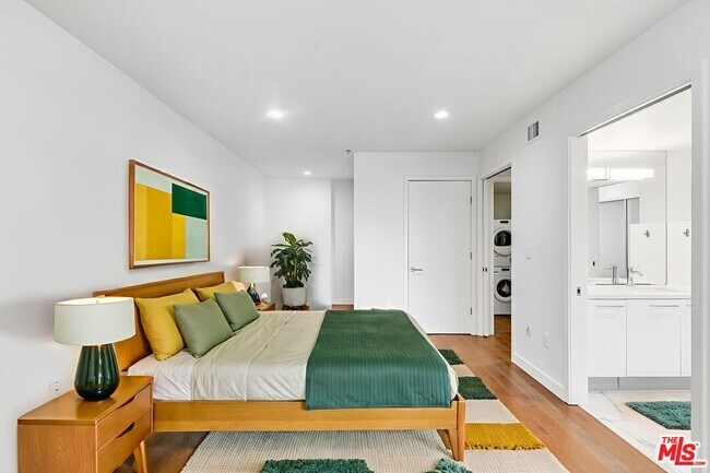 Building Photo - 901 Flower St