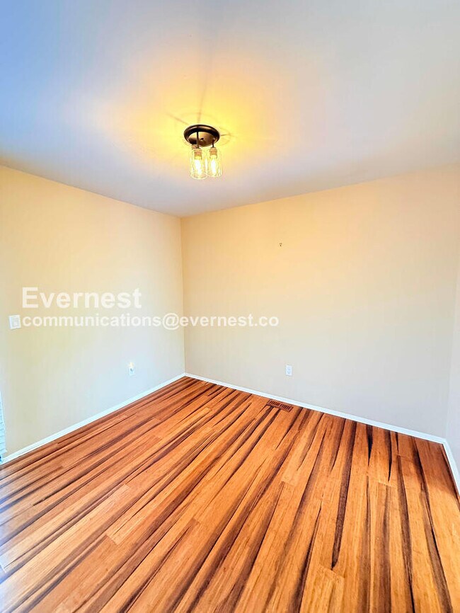 Building Photo - 2 Bed/1.5 Bath Condo with In-Unit Laundry / Vouchers Accepted / Available Now!