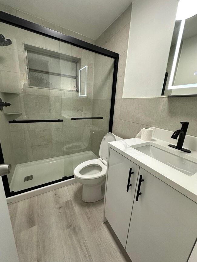 Building Photo - 932 S B St