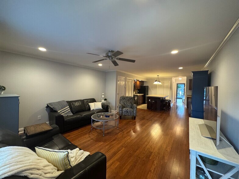 Living Area - 34A Darien