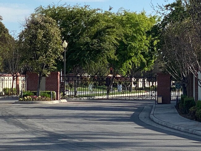 Building Photo - Gated Community of Grand Island in Seven Oaks 2 BD 2 BA Gorgeous House