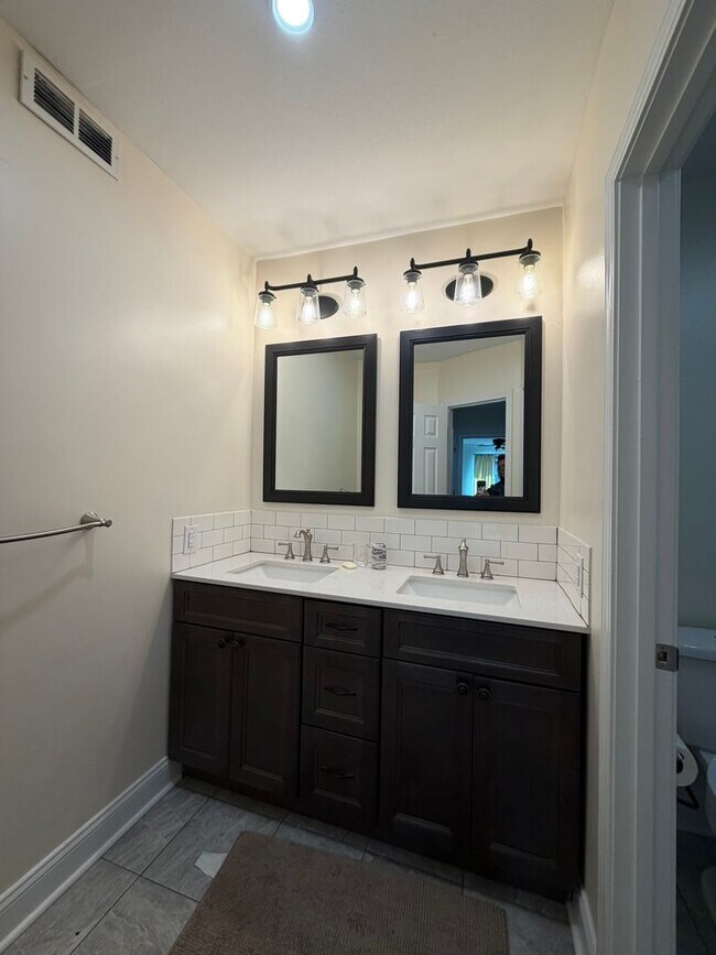 Building Photo - Beautifully Updated 3 bedroom/2 bath - 11th Place Condominiums Unit #2003 Available August 2026 $...