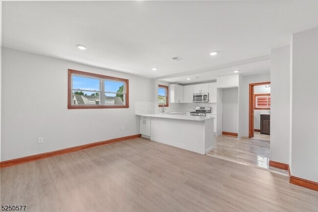 Building Photo - 532 Piaget Ave