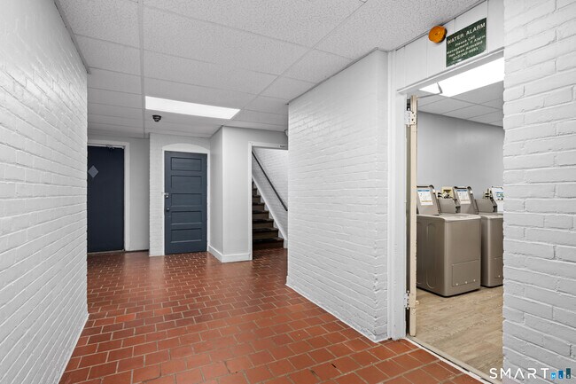 Building Photo - 156 Garfield Ave