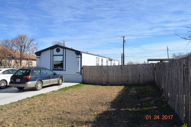 Building Photo - 805 S Weatherford St