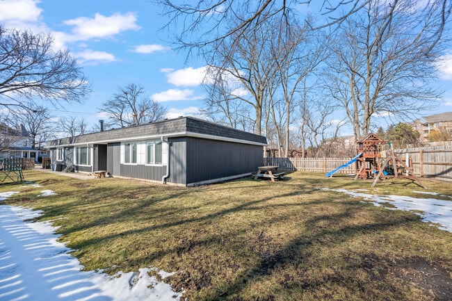 Building Photo - 523 Elm St