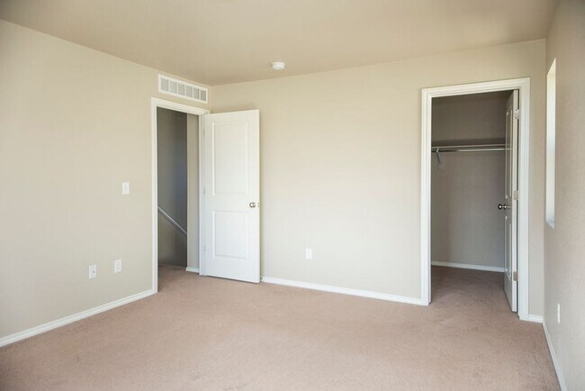 Building Photo - Spacious 3 Bedroom Single-Family Home with Modern Features