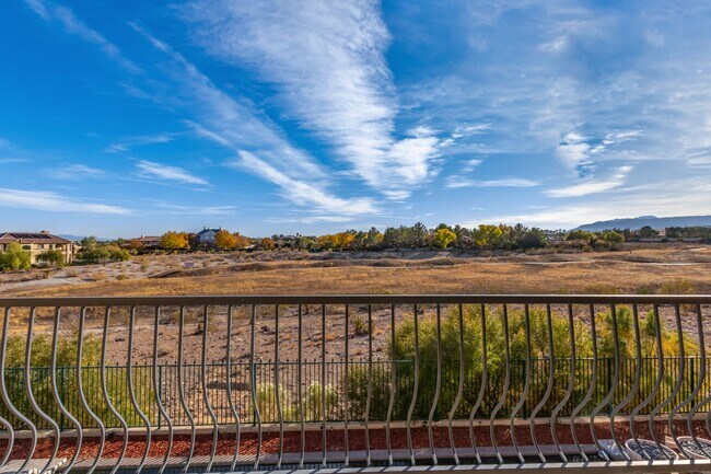 Building Photo - BEAUTIFUL QUEENSRIDGE HIGHLY UPGRADED HOME BY CHRISTOPHER HOMES