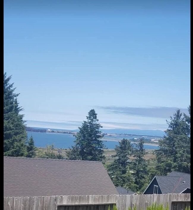 Building Photo - Custom Home on Humboldt Hill in Ocean Poin...