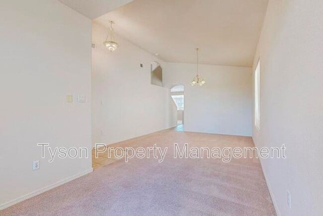 Building Photo - 2420 Falesco Dr SE