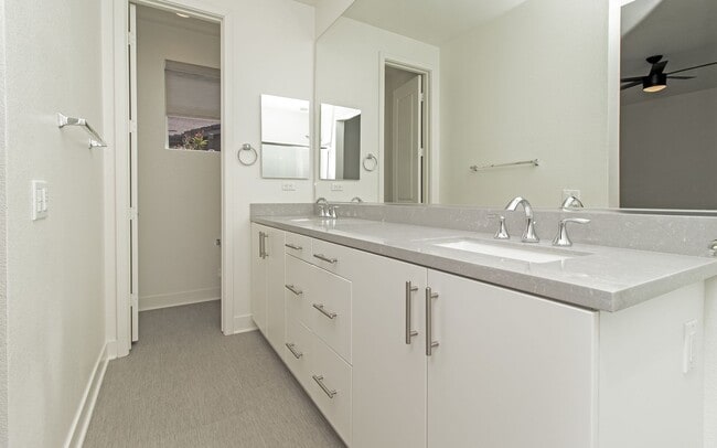 Building Photo - 2+ Bedroom Newer Build, Town Home