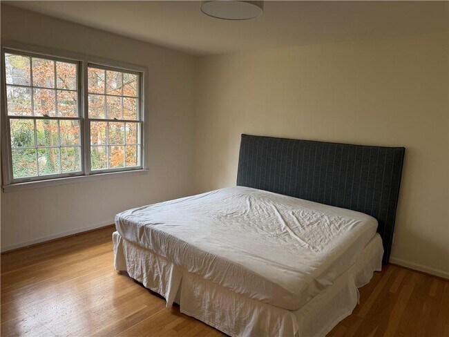 Building Photo - 2850 Cravey Dr NE