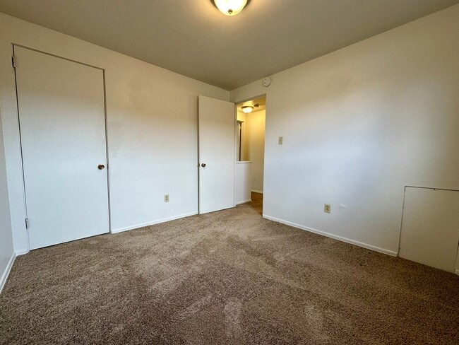 Building Photo - Spacious 2BR Townhome with Washer and Dryer Hook-ups & Yard! Call us Today for a Showing!