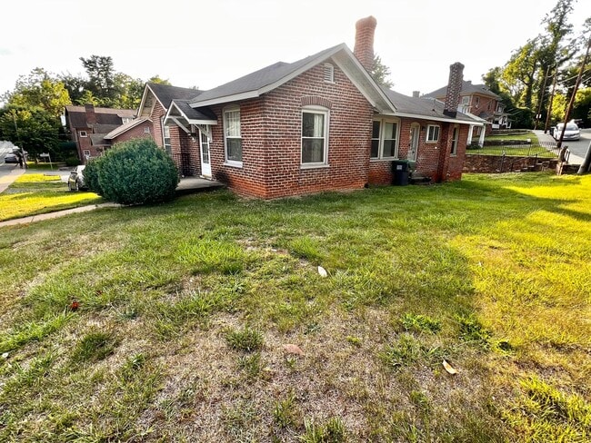 Building Photo - Charming 1920's Single family home near Scott Stadium & UVA for Rent