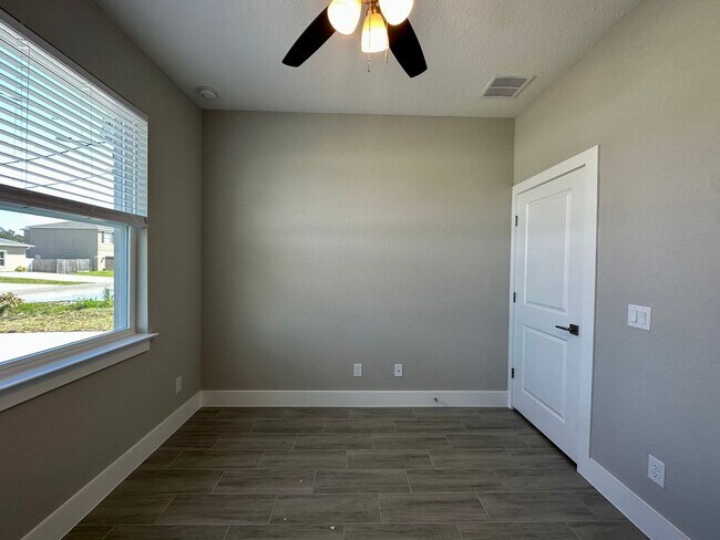 Building Photo - Brand New Modern Duplex !