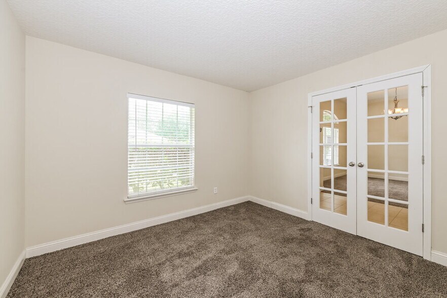 Building Photo - 612 Martin Lakes Dr E