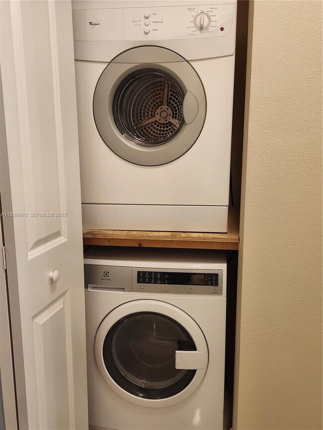 Building Photo - 3001 NE 185th St