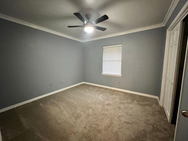 Building Photo - 4 BEDROOM GREENACRES BEAUTY!