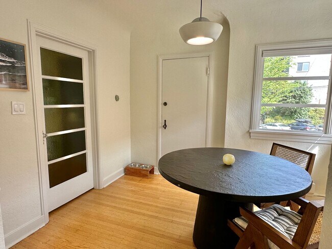 Building Photo - Charming 1 bed condo in desired Eastlake! ...