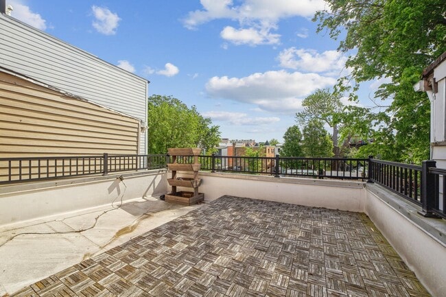 Building Photo - Modern Rowhome with Private Parking Pad! AVAILABLE NOW!