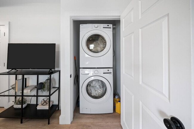 Building Photo - 704 Wayne St