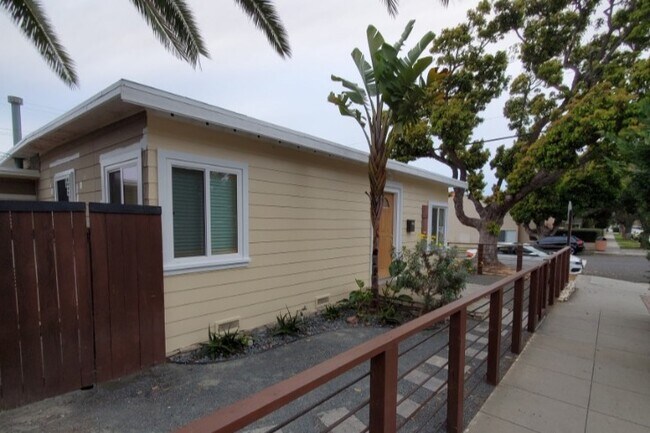 Building Photo - 421 N Ditmar St