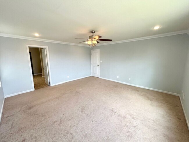 Building Photo - Move In Ready!-Charming 3 -bedroom Home with a move in special-$300 off first month's rent.