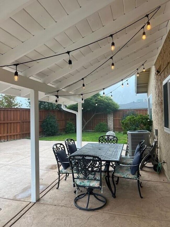 Building Photo - FAIR OAKS BEAUTY WITH POOL, SPA & SOLAR!!