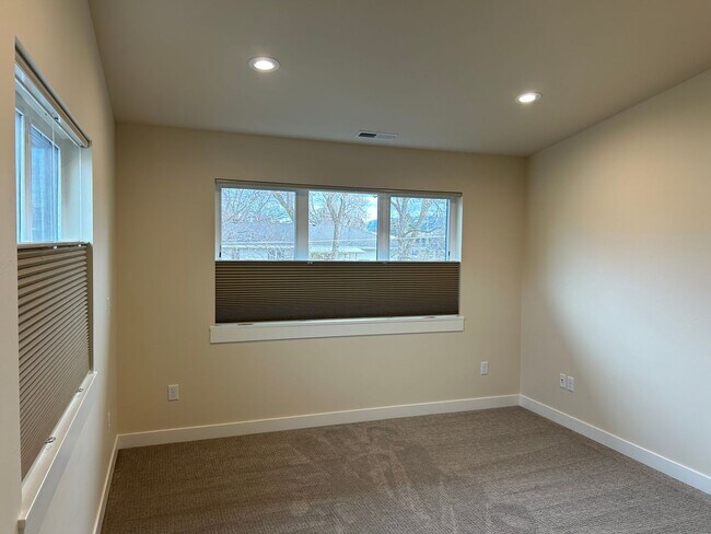 Building Photo - 2Br 2Full Baths and 2 walk in closets-privacy and space. Move in special $500 off first full mont...