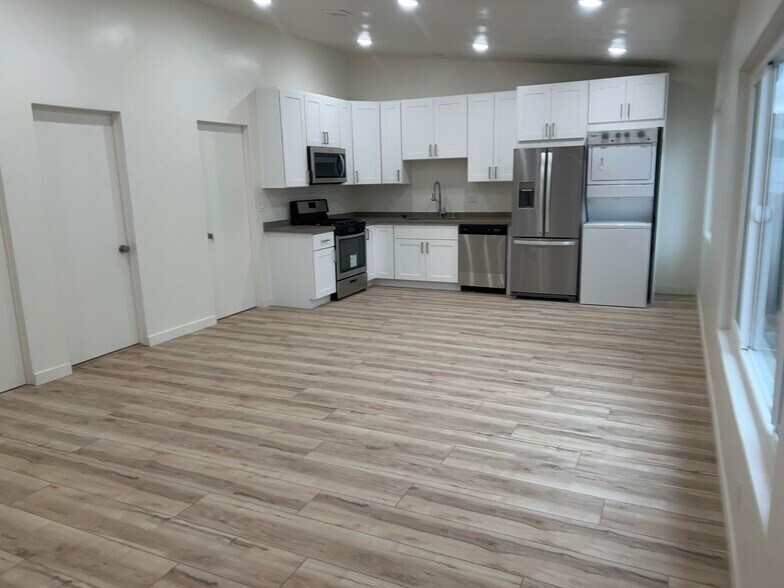 Building Photo - 2444 Chelsea Pl
