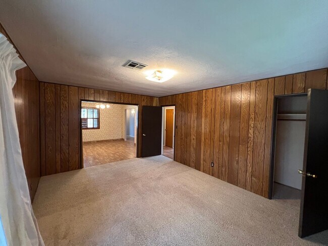 Building Photo - 723 S California St