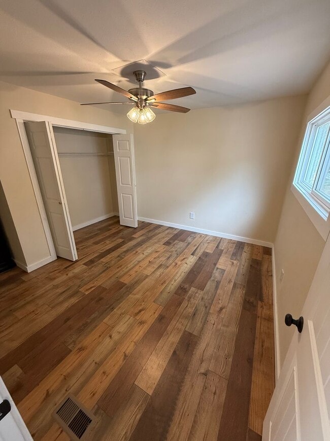 Building Photo - Updated 2 Bedroom, 1 Bath Home – Quiet Inside, Even Next to the Freeway