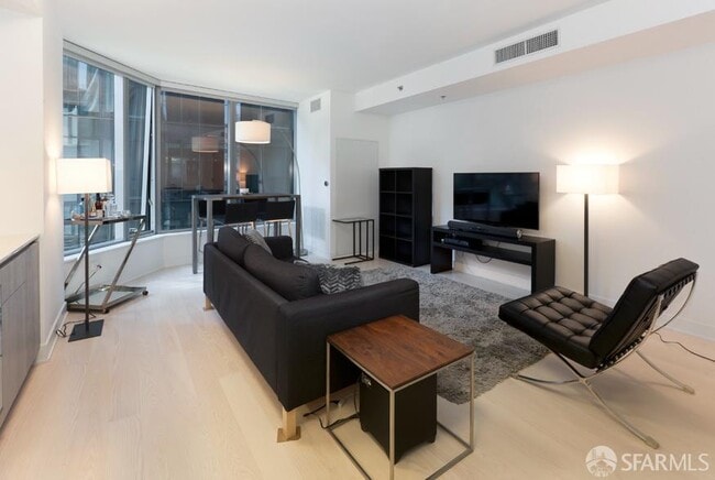 Building Photo - 318 Main St