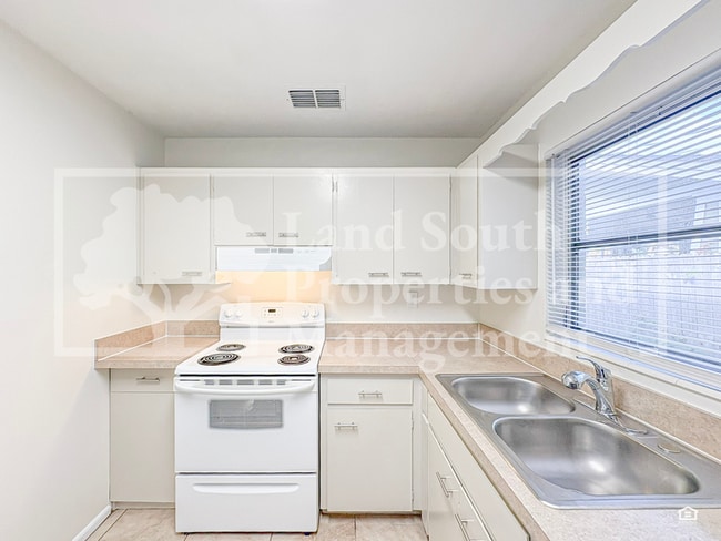 Building Photo - 738 Park Hill Ave